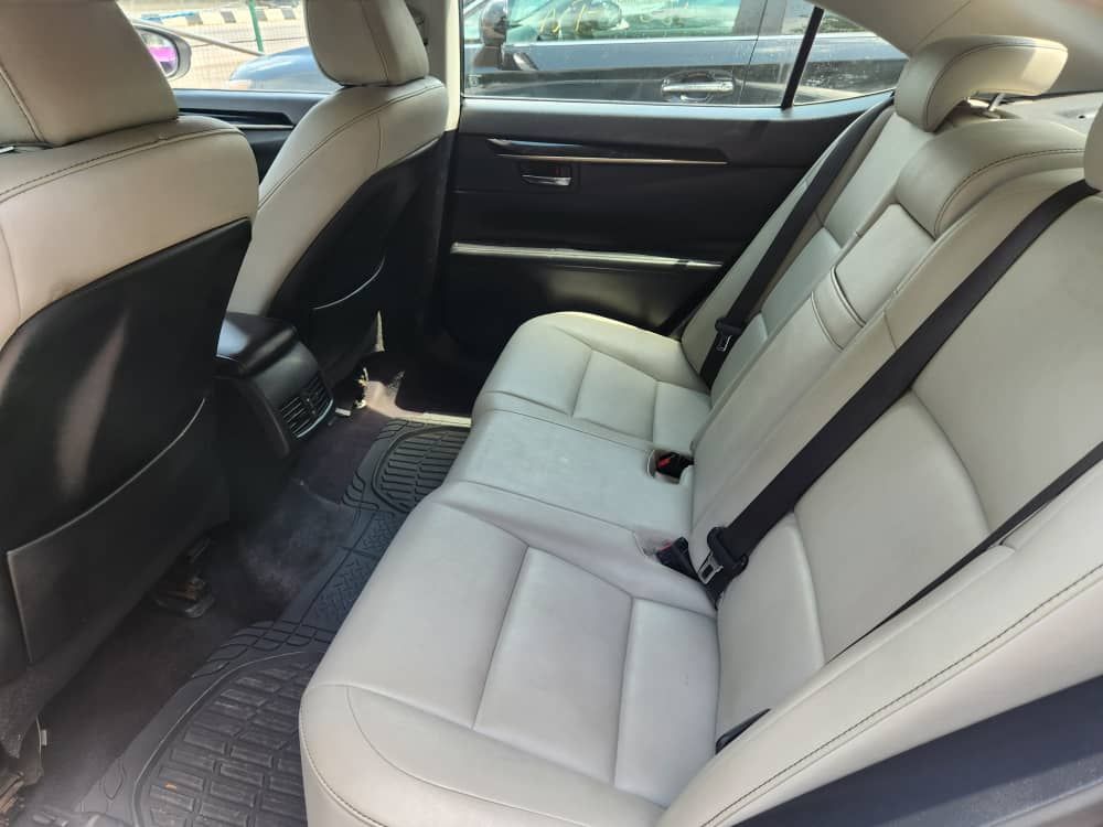 2014 Lexus model ES350  | Kendomon Motors - View 5